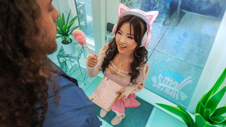 Exxxtra Small – Lulu the Tiny Manga Muse