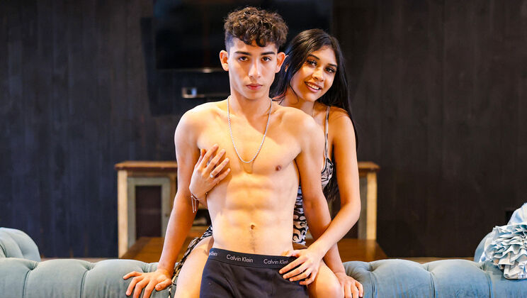 Hot Guys Fuck – Johnny Ortega Bags Reina Heart For A Late Night Hookup!