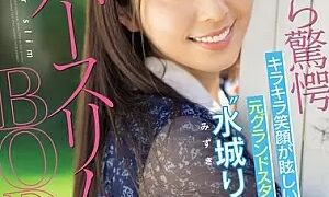 Watch When she takes it off, you'll be shocked by her super slim body! Former ground staff member 'Mizuno Rin' with a dazzling smile makes her AV debut, wanting to be served rather than serve others