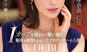 Watch Former Professional Dancer And Housewife Honami Hazuki, 42, Makes Her AV Debut As She Dances With Her I-cup Breasts And Gets The Crowd Excited